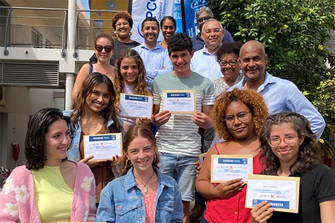 Remise des billets d'avion aux apprentis pour un stage en Espagne