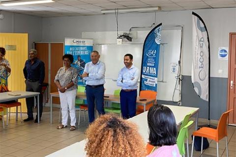 Remise des billets d'avion aux apprentis de la Réunion pour un stage en Espagne